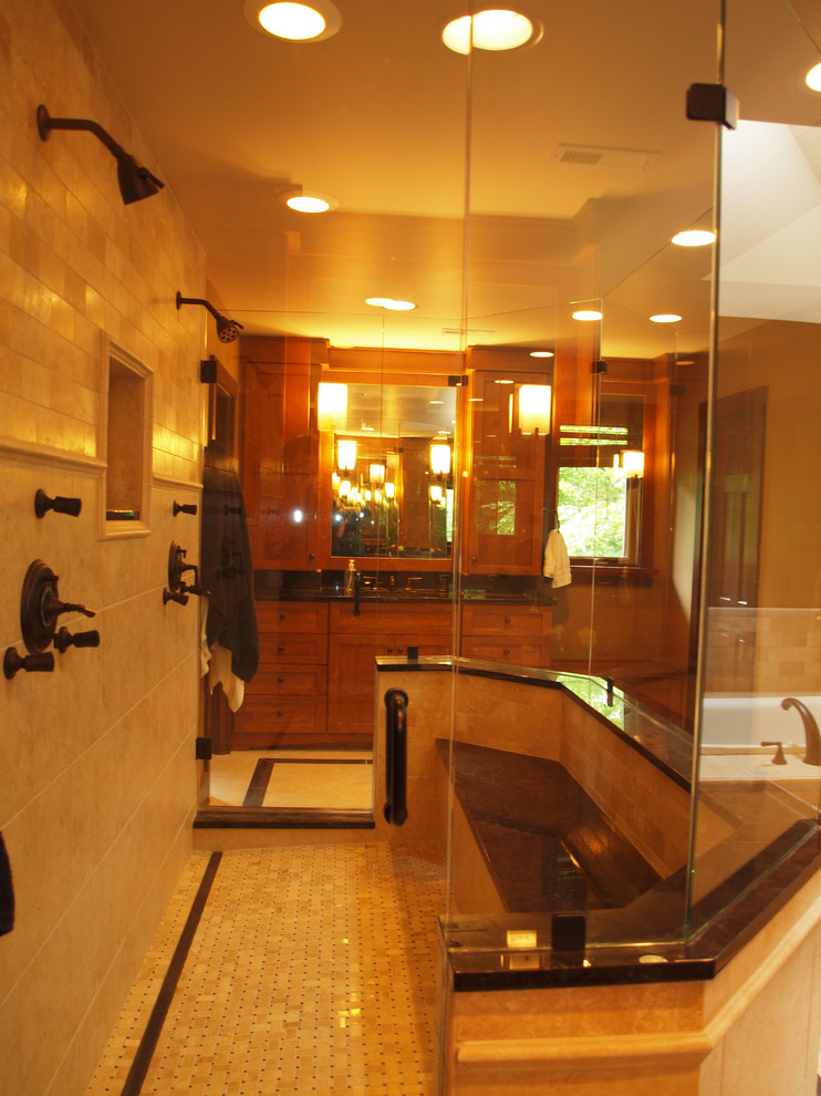 Стильный дизайн: большая главная ванная комната в классическом стиле с двойным душем, бежевой плиткой и бежевыми стенами - последний тренд