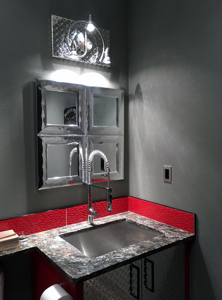 Ejemplo de cuarto de baño industrial con puertas de armario rojas, baldosas y/o azulejos rojos, baldosas y/o azulejos de cerámica, paredes grises y encimera de granito