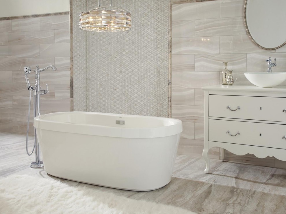Inspiration för mycket stora klassiska en-suite badrum, med ett fristående badkar, beige kakel, beige väggar och beiget golv