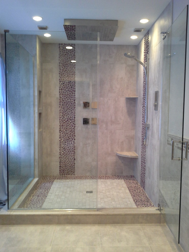 Imagen de cuarto de baño principal contemporáneo grande con baldosas y/o azulejos grises, suelo de baldosas tipo guijarro, paredes grises y suelo de baldosas de porcelana