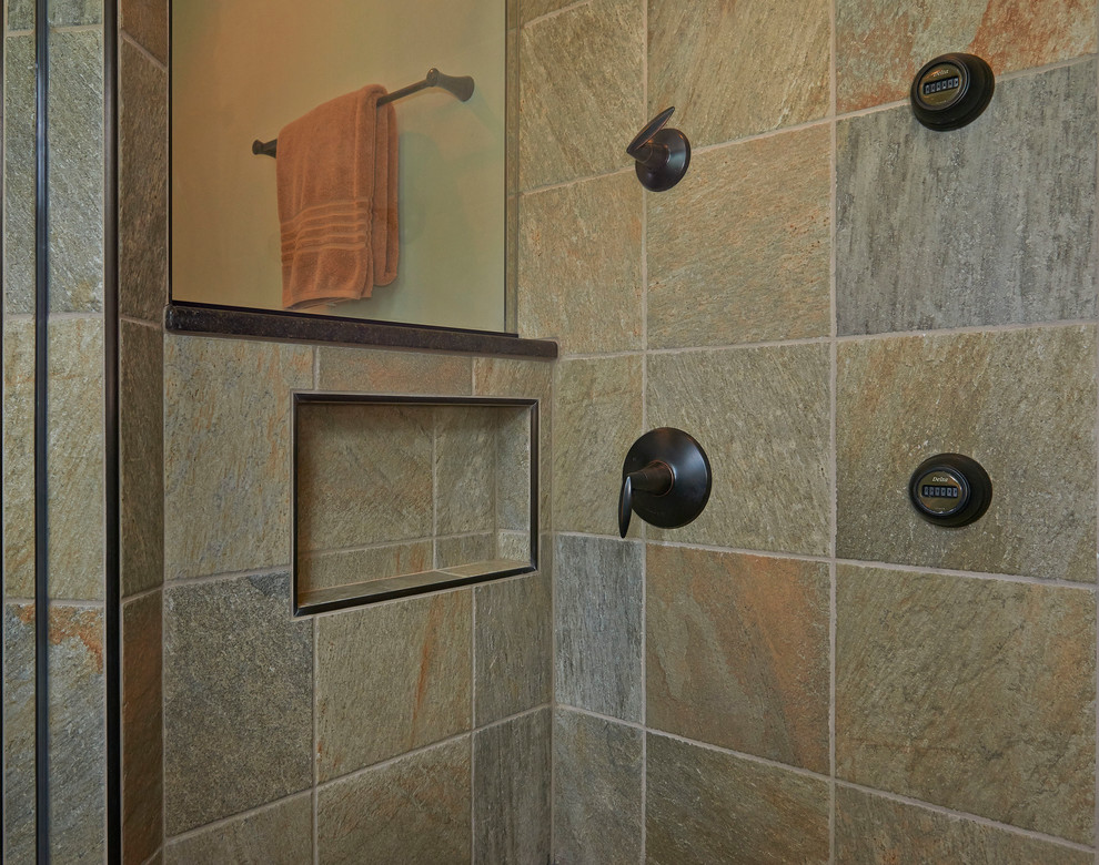 Imagen de cuarto de baño principal actual de tamaño medio con ducha esquinera y suelo de baldosas tipo guijarro