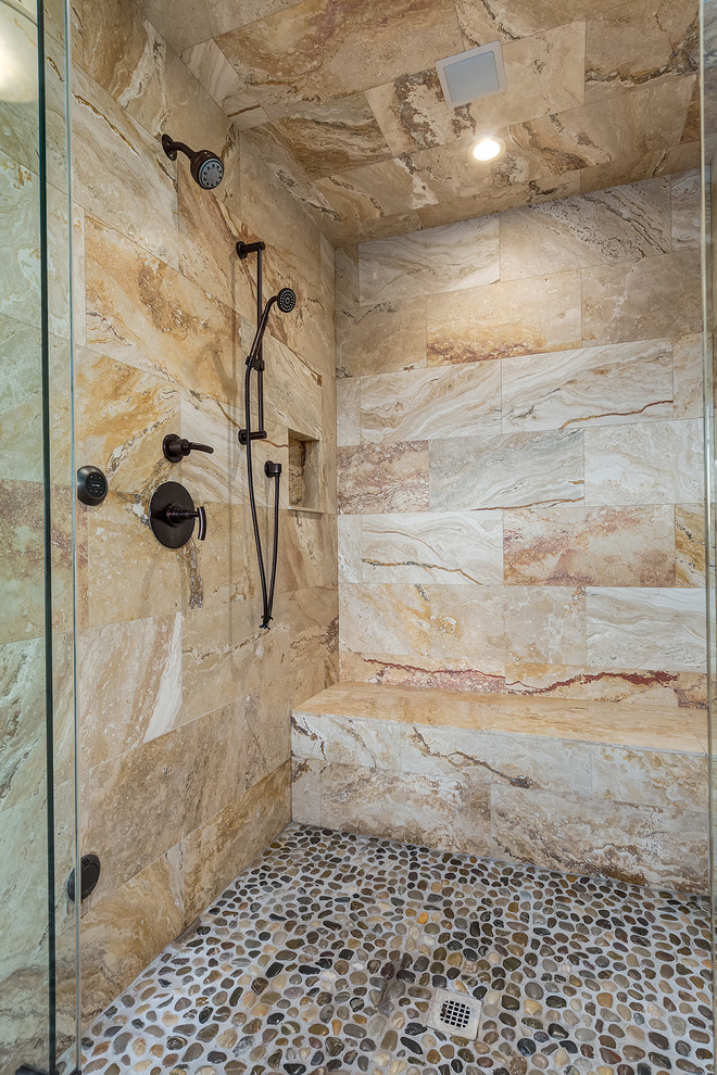 Свежая идея для дизайна: большая главная ванная комната в стиле кантри с фасадами в стиле шейкер, темными деревянными фасадами, столешницей из гранита, бежевой плиткой, каменной плиткой, полом из галечной плитки, отдельно стоящей ванной, душем в нише, желтыми стенами и врезной раковиной - отличное фото интерьера