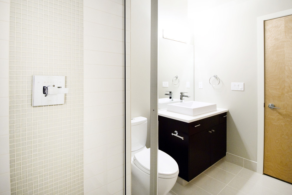 На фото: ванная комната в современном стиле с плиткой мозаикой и настольной раковиной