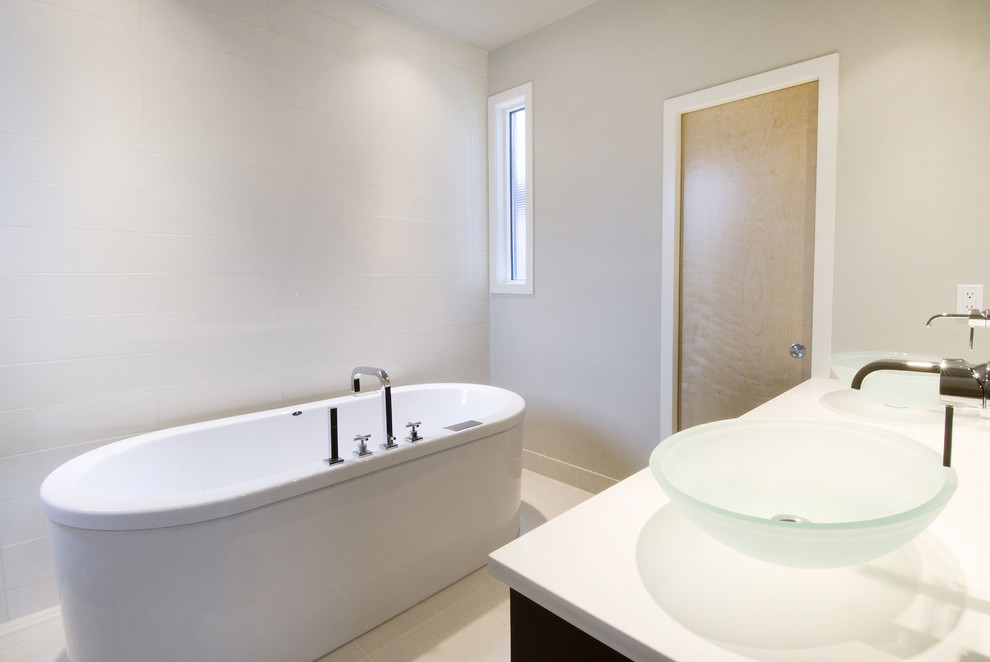 На фото: ванная комната в современном стиле с отдельно стоящей ванной и настольной раковиной