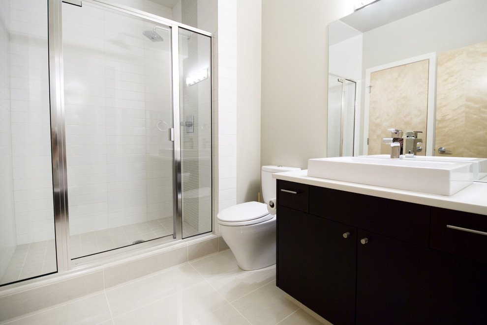 Ejemplo de cuarto de baño rectangular actual con lavabo sobreencimera