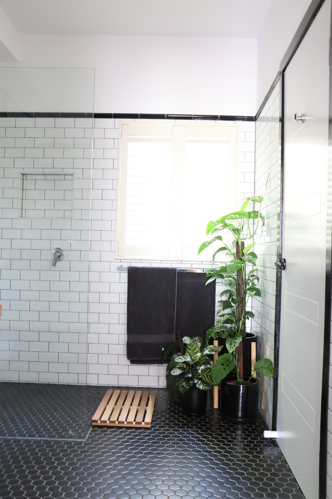 Idée de décoration pour une salle de bain principale urbaine avec une douche ouverte, un carrelage noir et blanc, un carrelage métro, un mur blanc, un sol en carrelage de terre cuite, un plan de toilette en bois, un sol noir et aucune cabine.