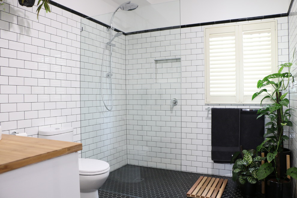Свежая идея для дизайна: главная ванная комната в стиле лофт с открытым душем, черно-белой плиткой, плиткой кабанчик, белыми стенами, полом из мозаичной плитки, столешницей из дерева, черным полом и открытым душем - отличное фото интерьера