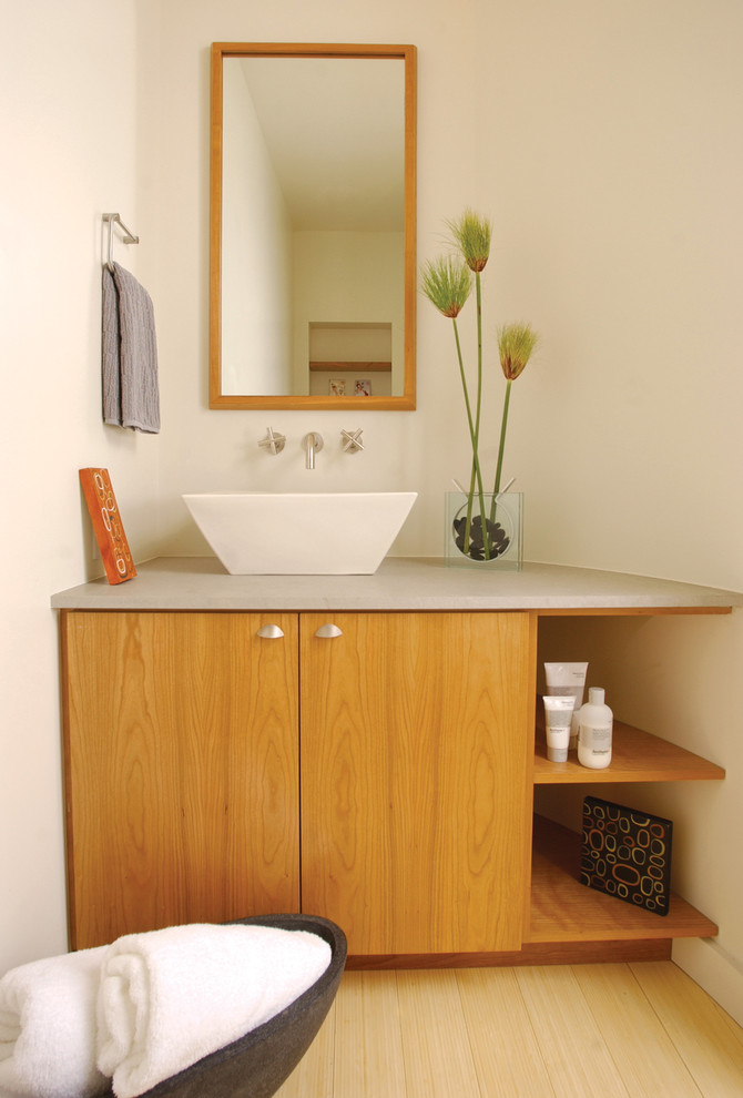 Пример оригинального дизайна: ванная комната в современном стиле с столешницей из известняка и настольной раковиной