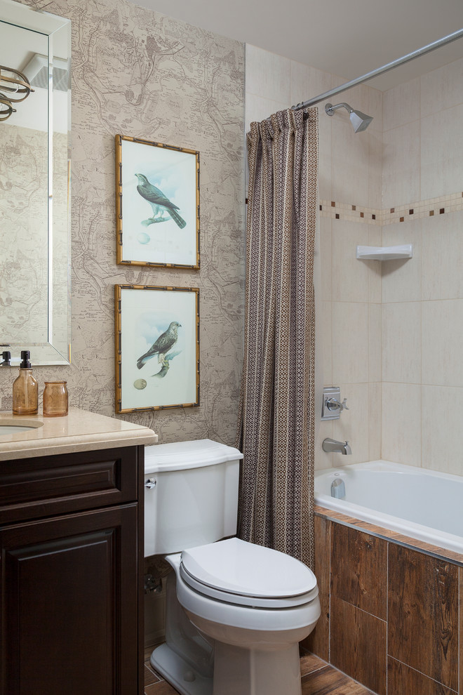 На фото: ванная комната в классическом стиле с врезной раковиной, фасадами с выступающей филенкой, темными деревянными фасадами, душем над ванной, бежевой плиткой и бежевыми стенами с