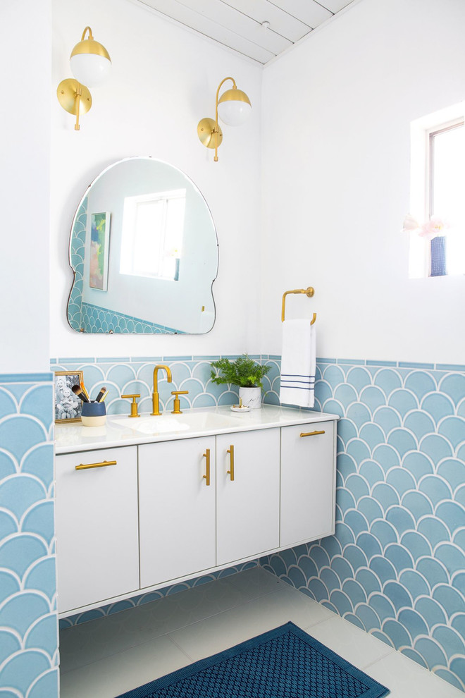На фото: ванная комната в стиле неоклассика (современная классика) с зеркалом с подсветкой с