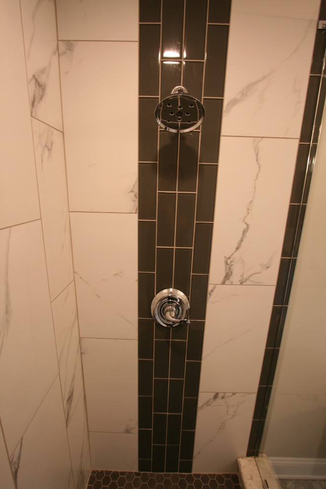 На фото: главная ванная комната среднего размера в классическом стиле с фасадами с выступающей филенкой, белыми фасадами, ванной на ножках, угловым душем, черно-белой плиткой, керамогранитной плиткой, бежевыми стенами, полом из мозаичной плитки, врезной раковиной и мраморной столешницей