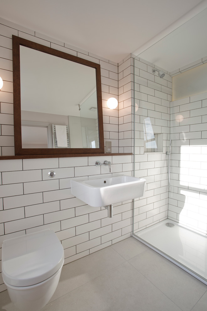 Diseño de cuarto de baño actual con lavabo encastrado y encimera de acrílico