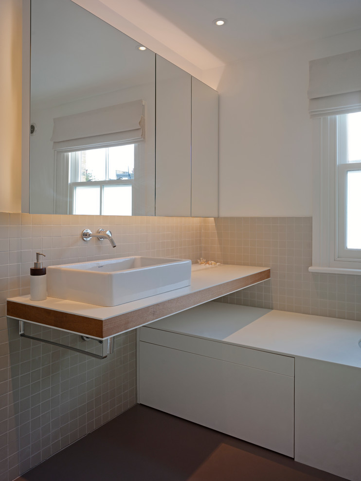 Стильный дизайн: ванная комната в современном стиле с накладной раковиной и столешницей из искусственного камня - последний тренд