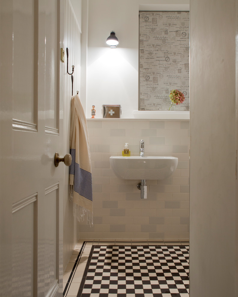 Esempio di una stanza da bagno eclettica con lavabo da incasso e top in superficie solida