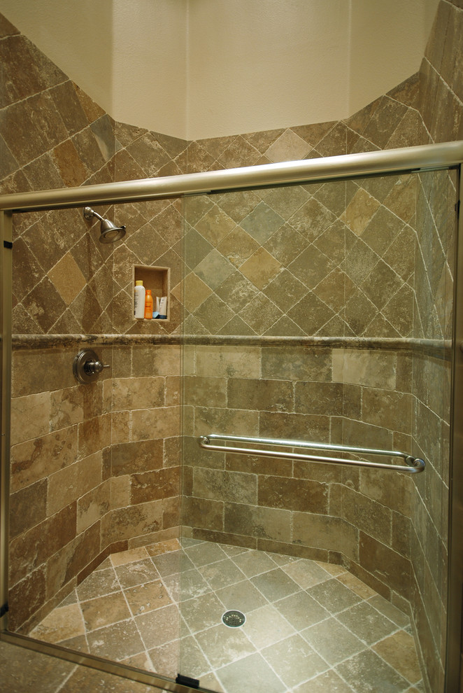 Ispirazione per una grande stanza da bagno padronale mediterranea con top in marmo, doccia aperta, piastrelle beige, piastrelle in ceramica, pareti beige e pavimento in marmo