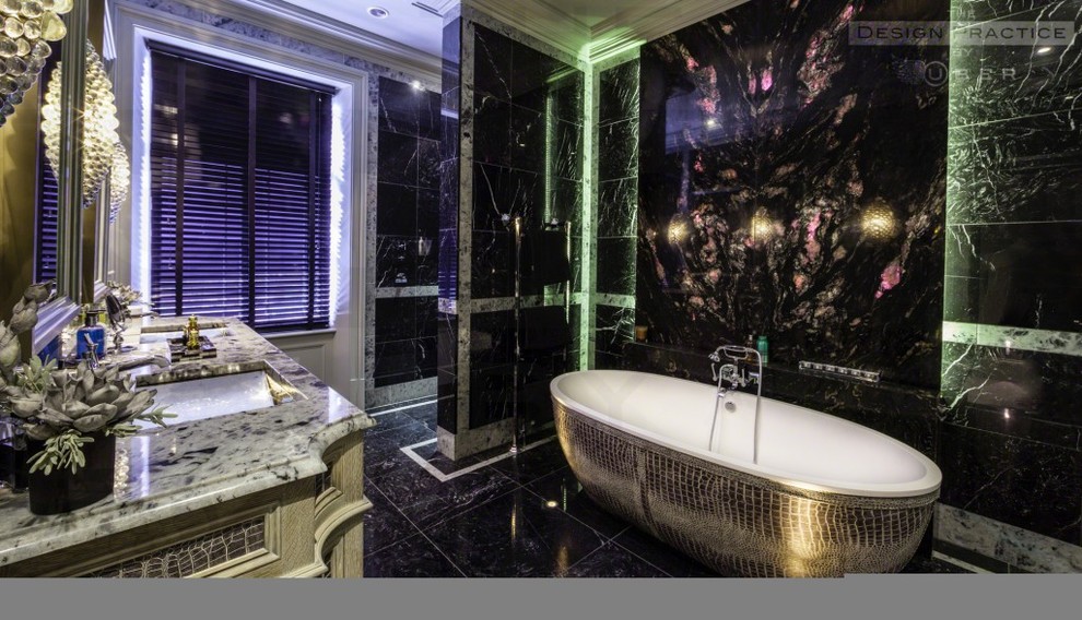 Foto på ett funkis badrum, med ett integrerad handfat, ett fristående badkar, en hörndusch, svart kakel, svarta väggar och marmorgolv