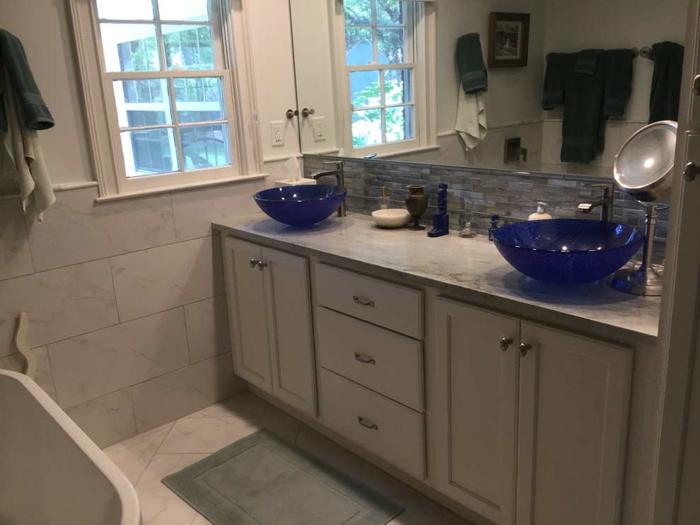 Idee per una stanza da bagno padronale stile marino di medie dimensioni con piastrelle blu, lavabo a bacinella e top in quarzite