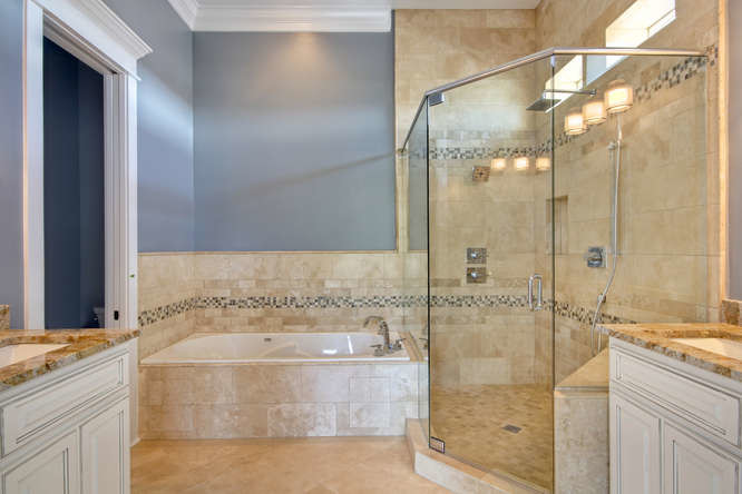 ニューオリンズにあるエクレクティックスタイルのおしゃれな浴室の写真
