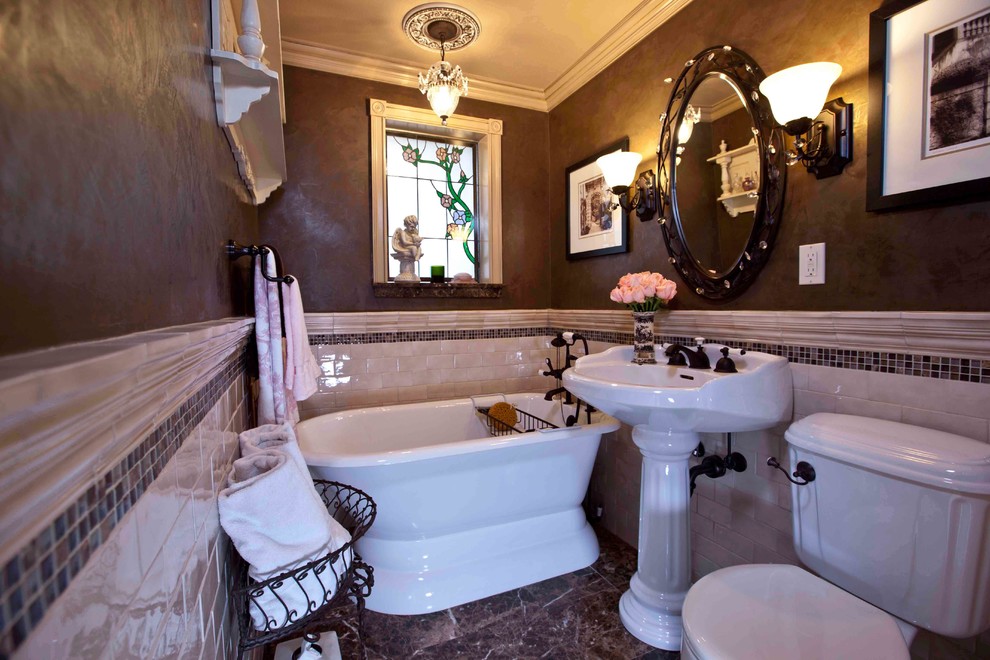 На фото: маленькая главная ванная комната в викторианском стиле с ванной на ножках, раздельным унитазом, бежевой плиткой, керамической плиткой, коричневыми стенами, полом из мозаичной плитки и раковиной с пьедесталом для на участке и в саду с