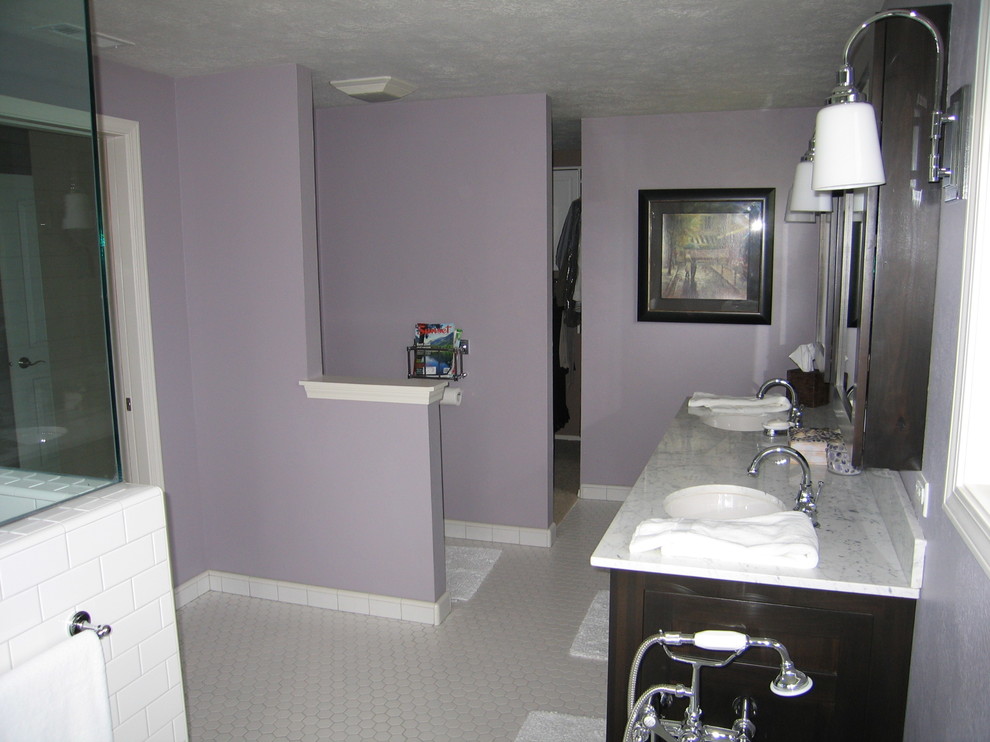 Exempel på ett mellanstort klassiskt en-suite badrum, med ett undermonterad handfat, skåp i shakerstil, skåp i mörkt trä, marmorbänkskiva, ett badkar med tassar, en hörndusch, vit kakel, keramikplattor, lila väggar och klinkergolv i keramik