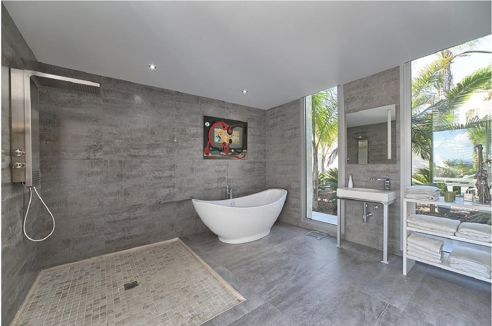 Großes Modernes Badezimmer En Suite mit offenen Schränken, freistehender Badewanne, grauen Fliesen, grauem Boden, offener Dusche, offener Dusche und Waschtischkonsole in Sonstige