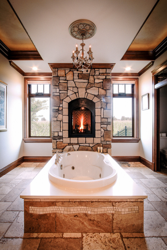 Immagine di una grande stanza da bagno padronale stile rurale con vasca freestanding, pareti beige e pavimento marrone