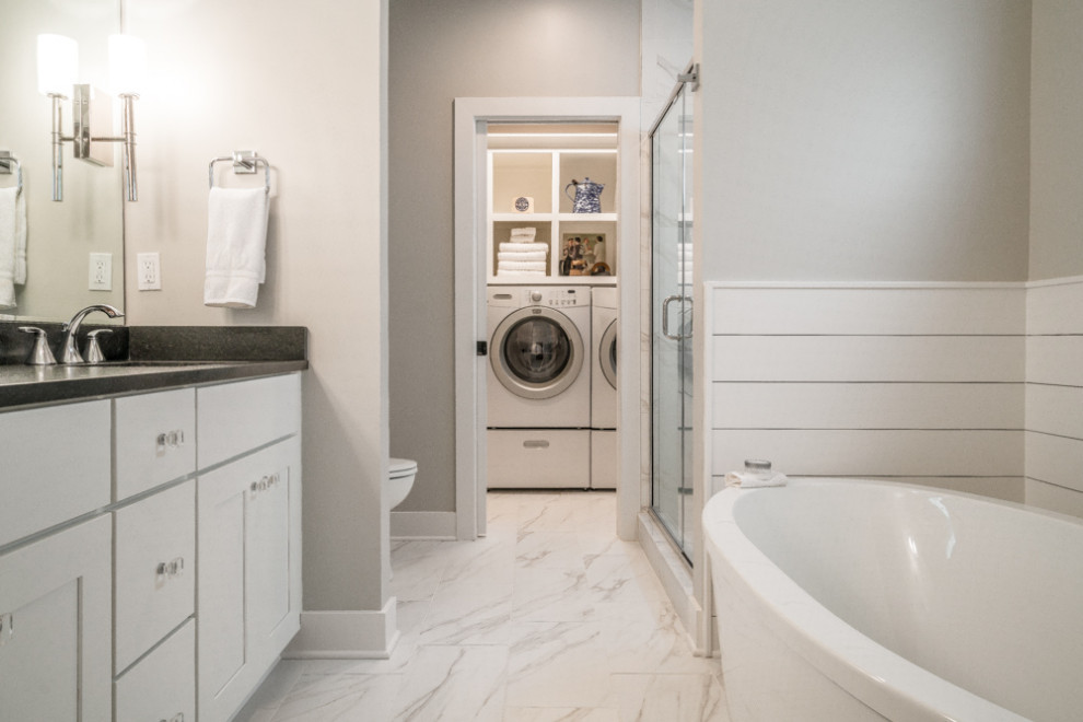 Exempel på ett lantligt svart svart en-suite badrum, med luckor med infälld panel, vita skåp, ett fristående badkar, en dusch i en alkov, vit kakel, marmorkakel, grå väggar, marmorgolv, bänkskiva i kvartsit, vitt golv och dusch med gångjärnsdörr