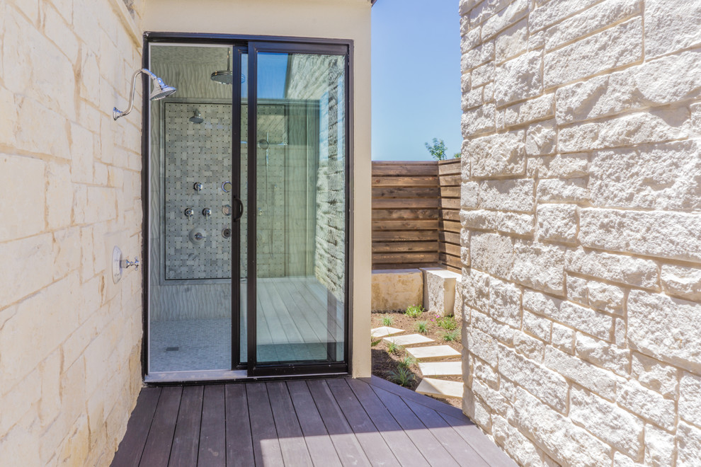 Réalisation d'une grande salle de bain principale champêtre avec une douche ouverte et une cabine de douche à porte coulissante.