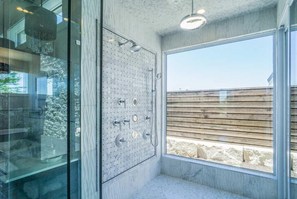 Inspiration för stora lantliga en-suite badrum, med en öppen dusch och dusch med skjutdörr