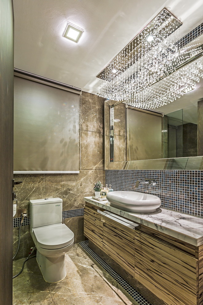 Idee per una stanza da bagno minimal con ante lisce, ante in legno scuro, WC a due pezzi, piastrelle blu, piastrelle marroni, piastrelle a mosaico e pareti marroni