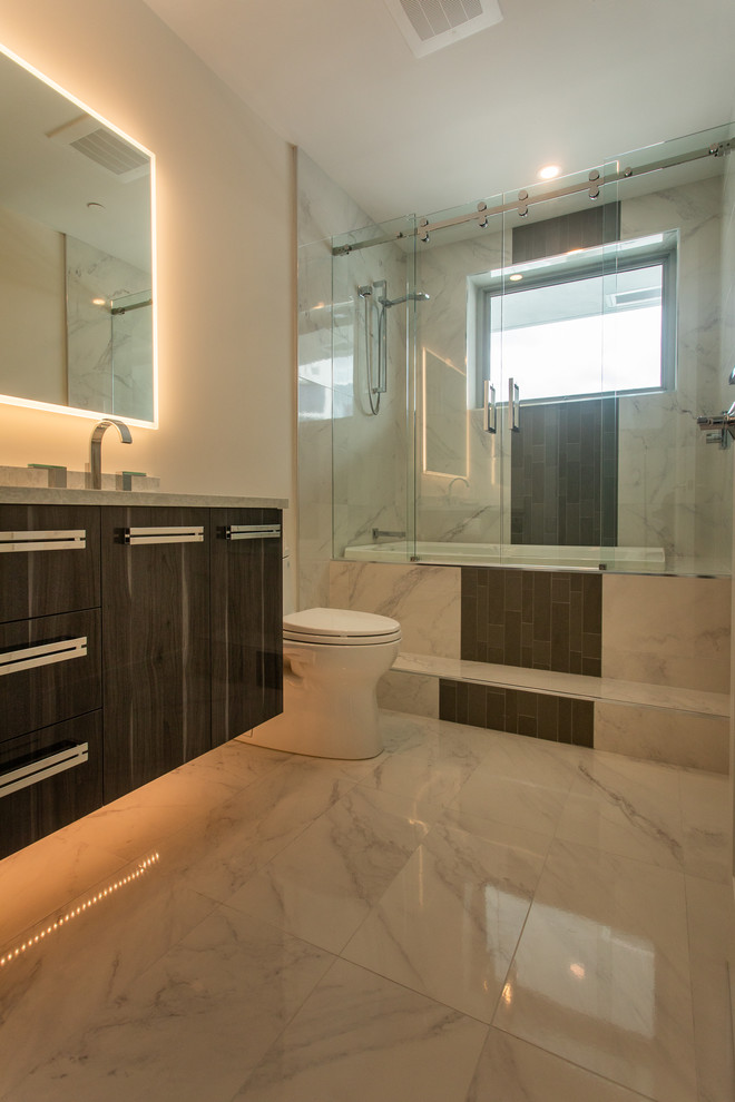 Diseño de cuarto de baño único contemporáneo de tamaño medio con bañera encastrada, combinación de ducha y bañera, sanitario de una pieza, lavabo encastrado, suelo blanco, ducha con puerta corredera, encimeras blancas y banco de ducha
