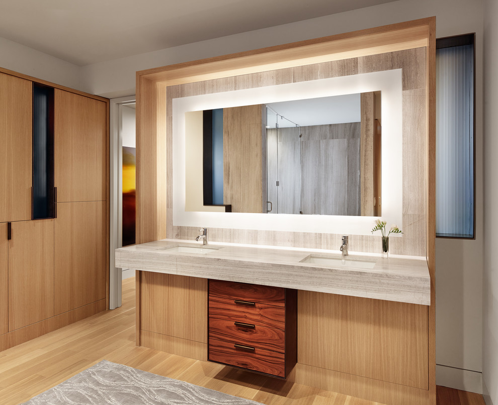 Ejemplo de cuarto de baño principal contemporáneo grande con armarios con paneles lisos y puertas de armario de madera clara