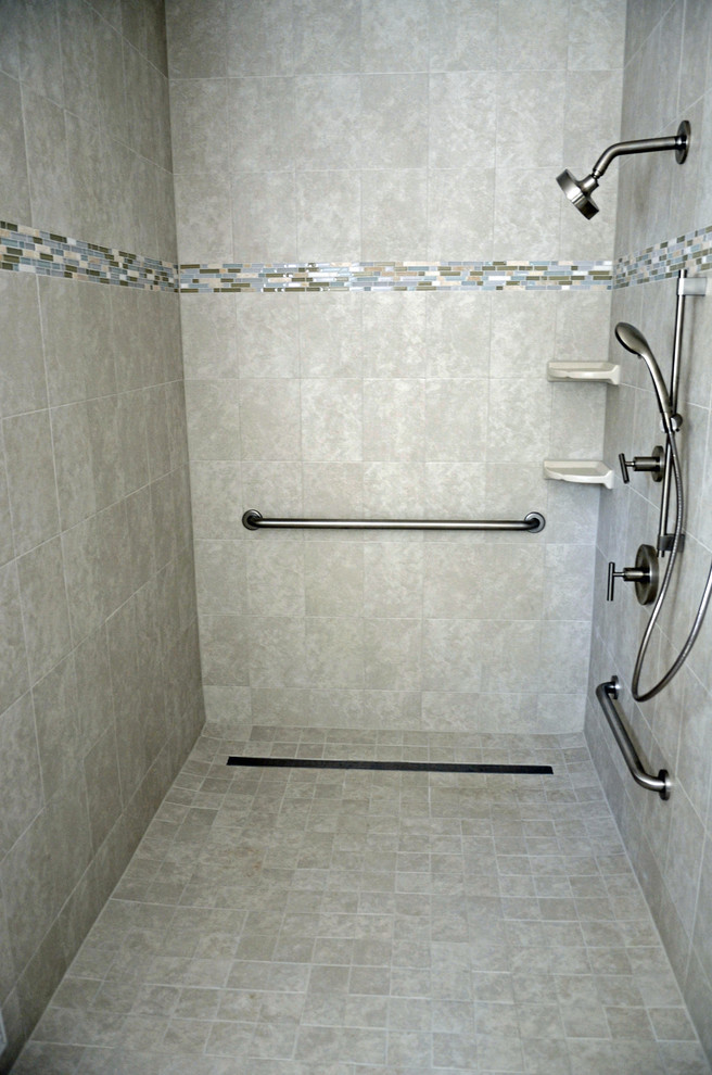Esempio di una stanza da bagno padronale classica di medie dimensioni con top in quarzo composito, vasca ad alcova, doccia a filo pavimento, piastrelle grigie, piastrelle in ceramica e pavimento con piastrelle in ceramica