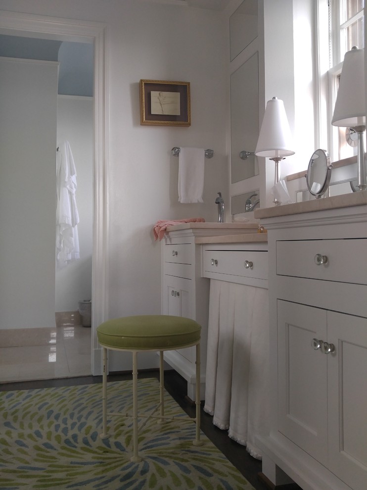 Großes Klassisches Badezimmer En Suite mit Schrankfronten im Shaker-Stil, weißen Schränken, weißer Wandfarbe, dunklem Holzboden, Speckstein-Waschbecken/Waschtisch und braunem Boden in Kansas City