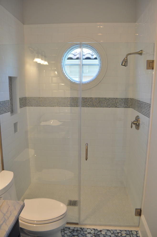 Immagine di una stanza da bagno con doccia mediterranea di medie dimensioni con doccia alcova, piastrelle bianche, piastrelle diamantate, pareti grigie, top in quarzo composito e porta doccia a battente