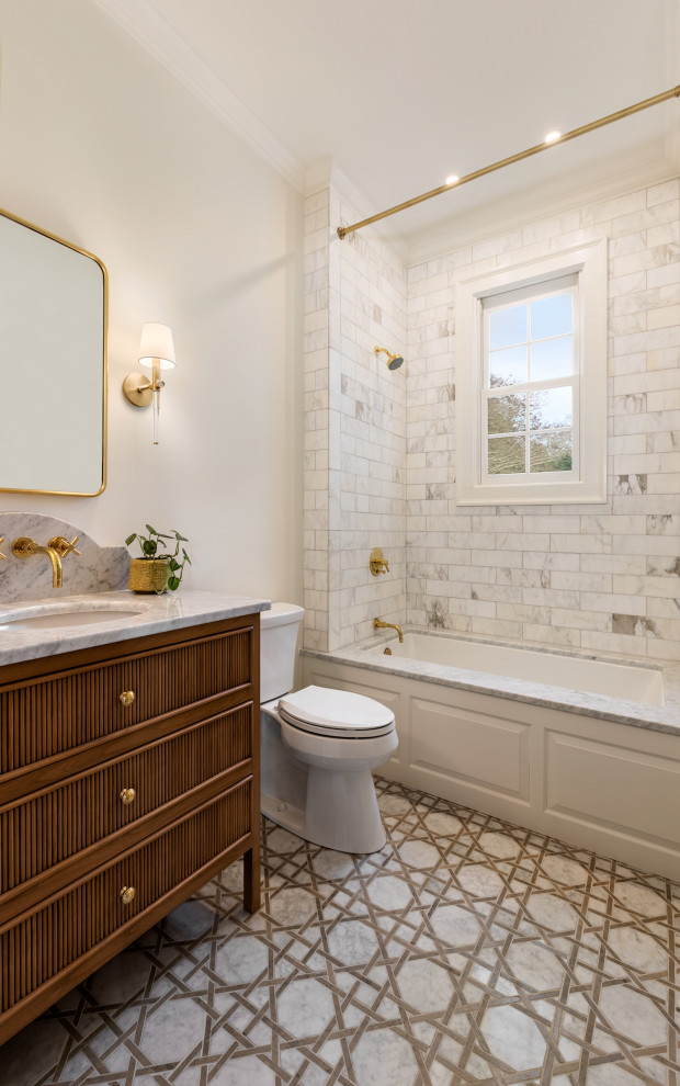Inredning av ett litet vit vitt badrum, med möbel-liknande, vita skåp, en dusch/badkar-kombination, vit kakel, keramikplattor, vita väggar, mosaikgolv, ett undermonterad handfat, marmorbänkskiva, flerfärgat golv och dusch med duschdraperi