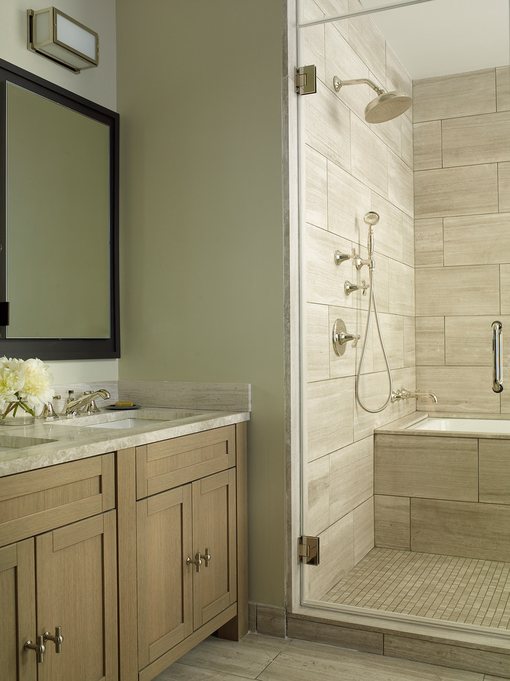 ニューヨークにある高級なトランジショナルスタイルのおしゃれなマスターバスルーム (アンダーマウント型浴槽、シャワー付き浴槽	、ベージュのタイル、大理石タイル、ベージュの壁、モザイクタイル、アンダーカウンター洗面器) の写真