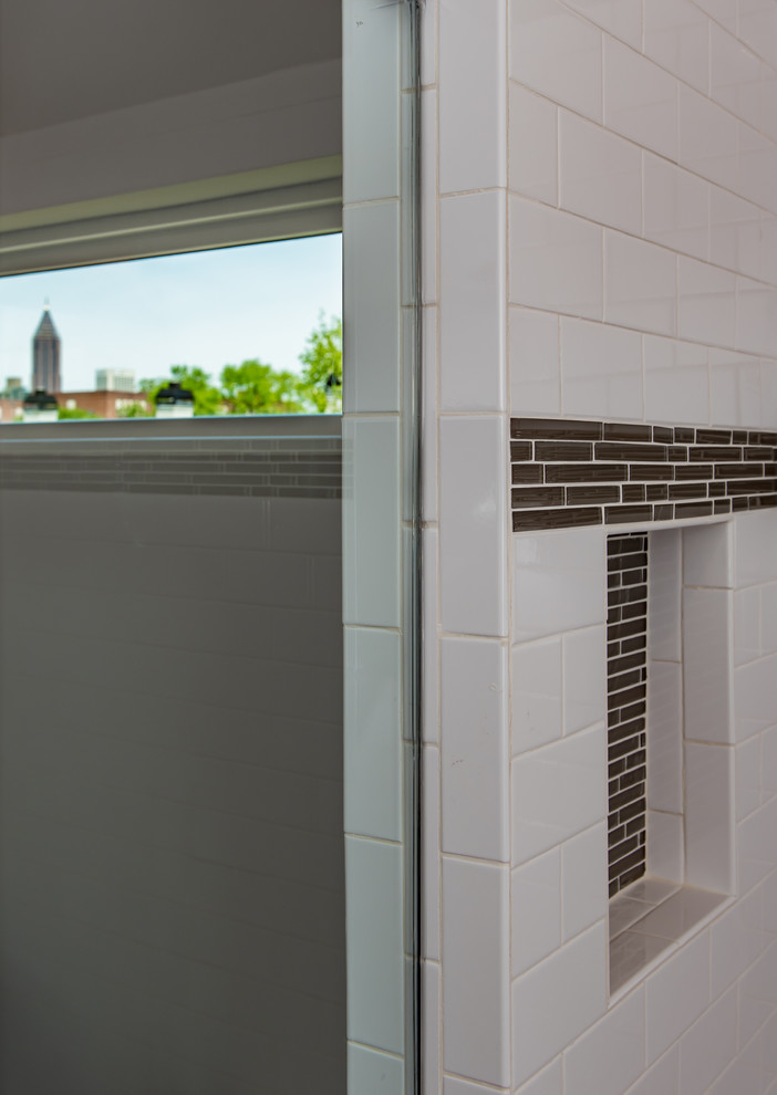 Modern inredning av ett mellanstort en-suite badrum, med en öppen dusch, vit kakel, tunnelbanekakel och klinkergolv i porslin