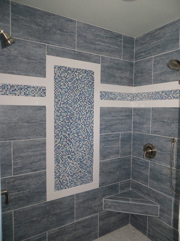 Inspiration pour une salle de bain principale marine avec une douche double, des carreaux de céramique et un sol en galet.