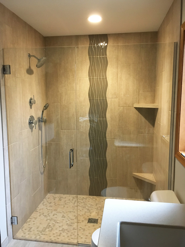 Esempio di una stanza da bagno contemporanea con porta doccia a battente