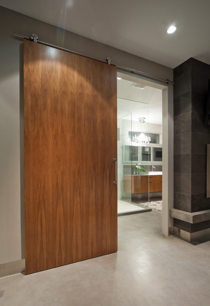 Foto de cuarto de baño contemporáneo con lavabo sobreencimera, armarios con paneles lisos, puertas de armario de madera oscura y ducha esquinera