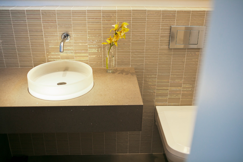 Example of a minimalist bathroom design in Vancouver