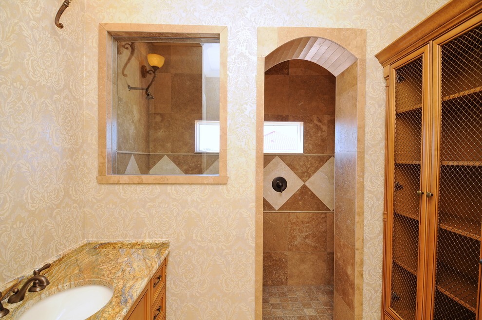 Пример оригинального дизайна: детская ванная комната среднего размера в средиземноморском стиле с фасадами с выступающей филенкой, темными деревянными фасадами, душем в нише, раздельным унитазом, коричневой плиткой, терракотовой плиткой, желтыми стенами, полом из травертина, врезной раковиной и столешницей из гранита