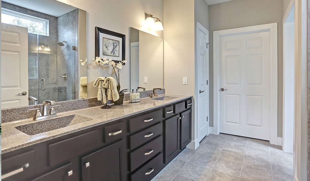 Foto på ett stort vintage en-suite badrum, med grå skåp, en toalettstol med separat cisternkåpa, grå väggar, klinkergolv i keramik, ett integrerad handfat, grått golv och dusch med gångjärnsdörr