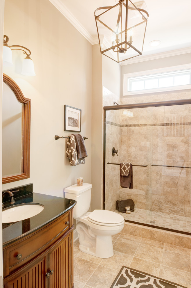 Cette image montre une salle de bain traditionnelle en bois brun de taille moyenne avec un placard en trompe-l'oeil, un carrelage beige, des carreaux de céramique, un mur beige, un sol en carrelage de céramique, un lavabo encastré, un plan de toilette en quartz, un sol beige et une cabine de douche à porte coulissante.