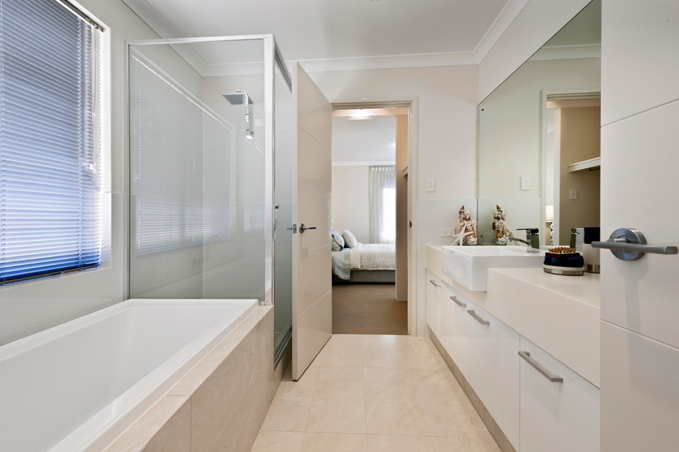 Exempel på ett modernt en-suite badrum, med ett nedsänkt handfat, släta luckor, vita skåp, granitbänkskiva, ett platsbyggt badkar, en hörndusch, beige kakel, keramikplattor, beige väggar och klinkergolv i keramik