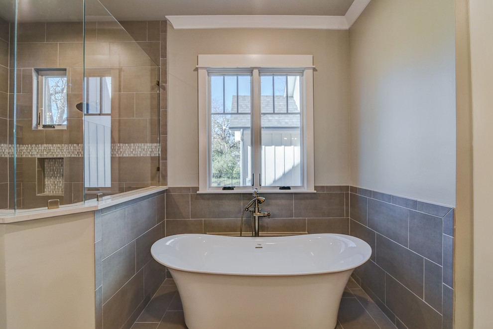 Стильный дизайн: большая главная ванная комната в стиле кантри с фасадами в стиле шейкер, серыми фасадами, отдельно стоящей ванной, угловым душем, раздельным унитазом, бежевой плиткой, керамогранитной плиткой, бежевыми стенами, полом из керамогранита, накладной раковиной, столешницей из ламината, бежевым полом, открытым душем и белой столешницей - последний тренд