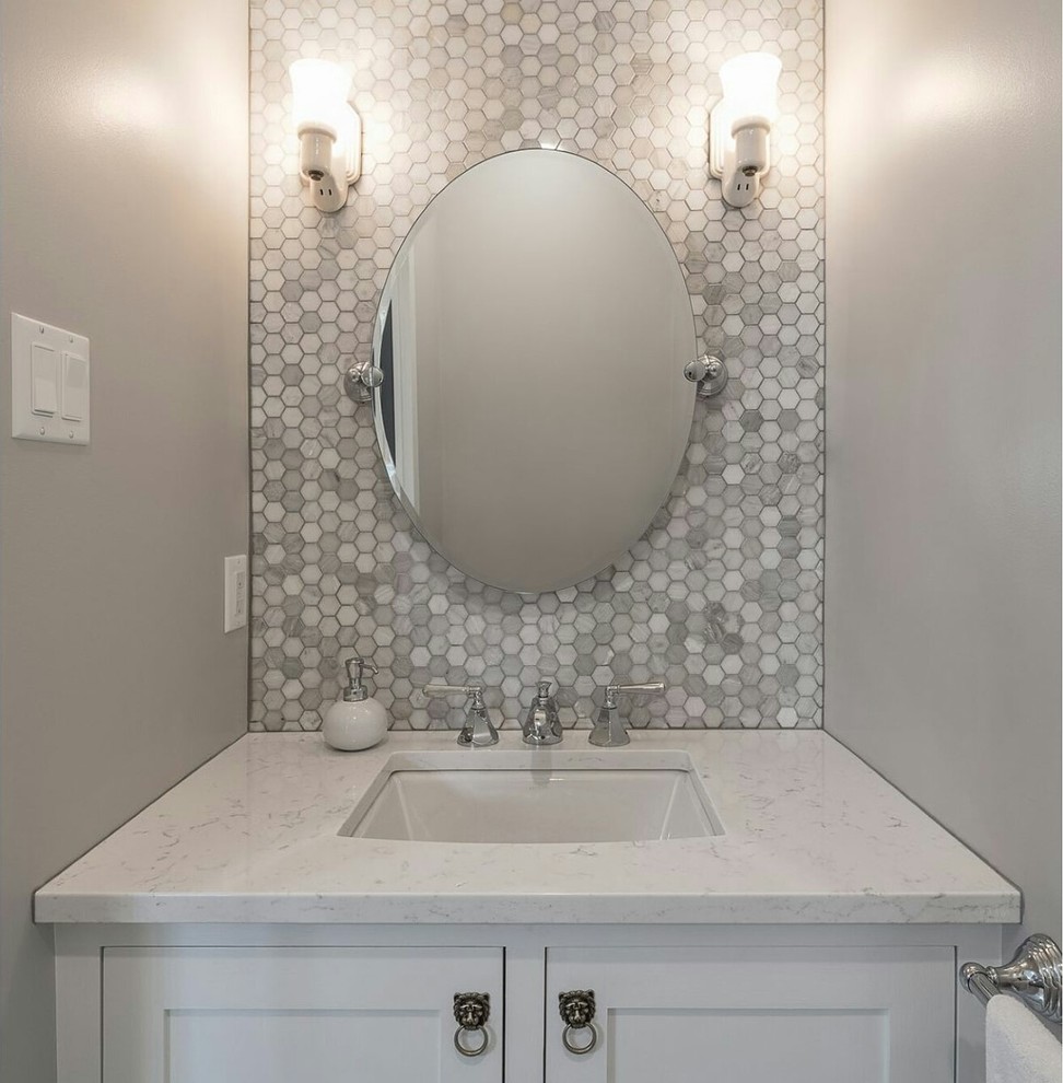 Immagine di una stanza da bagno padronale chic di medie dimensioni con ante bianche, piastrelle bianche, piastrelle a mosaico, pareti grigie, pavimento in marmo, lavabo da incasso e top in marmo