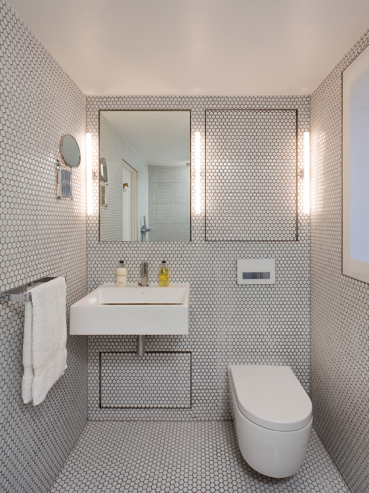 Свежая идея для дизайна: ванная комната в современном стиле с белой плиткой, плиткой мозаикой, унитазом-моноблоком, подвесной раковиной, белыми стенами и полом из мозаичной плитки - отличное фото интерьера