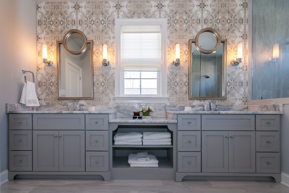 На фото: ванная комната в стиле неоклассика (современная классика) с врезной раковиной, фасадами в стиле шейкер и серыми фасадами с